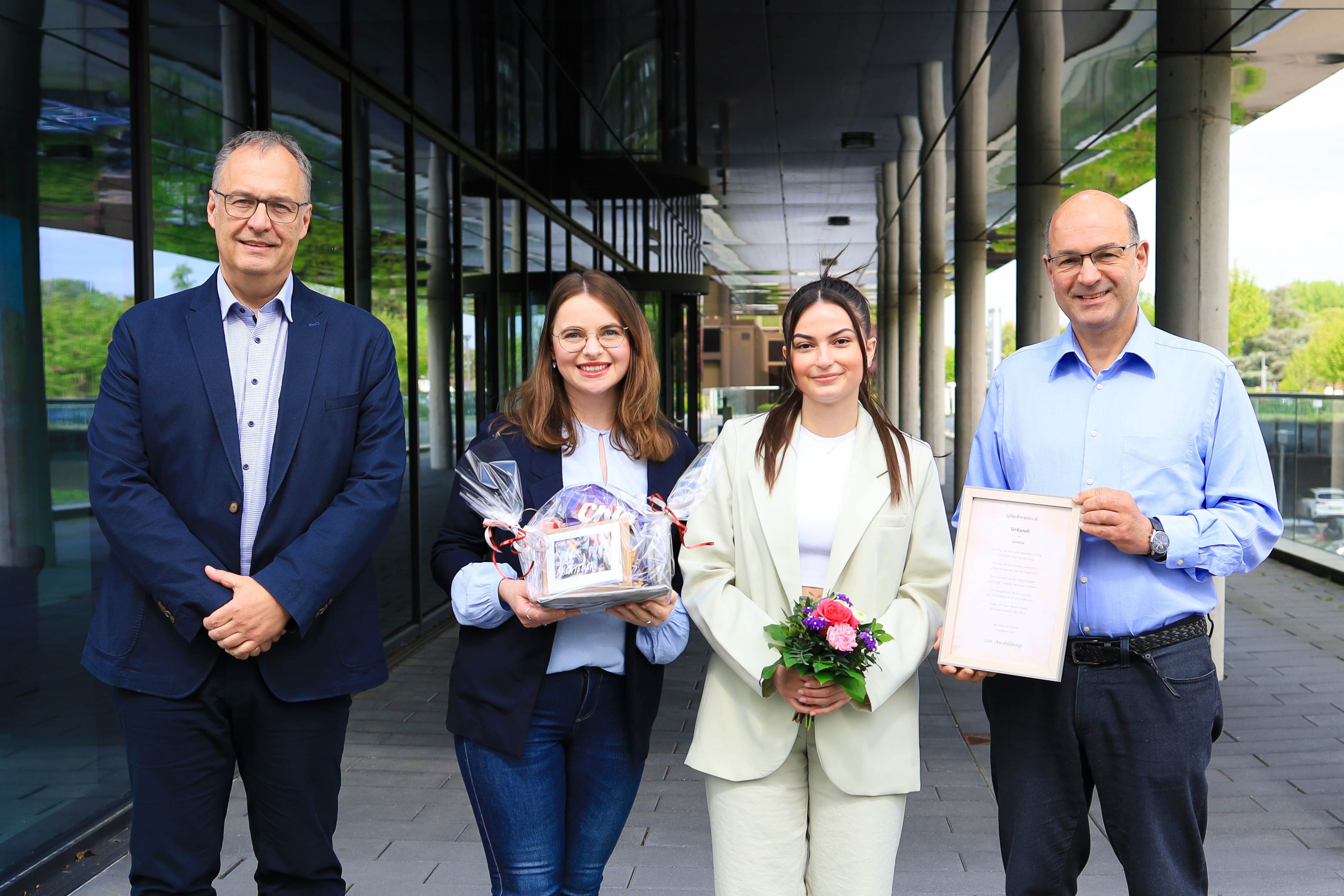 Michael Grafe, Leiter der Verwaltung, Ina Pauls, Gruppenleiterin Controlling, Leonita Kololli, Absolventin und Prof Ansgar Trächtler, Leiter Fraunhofer IEM.