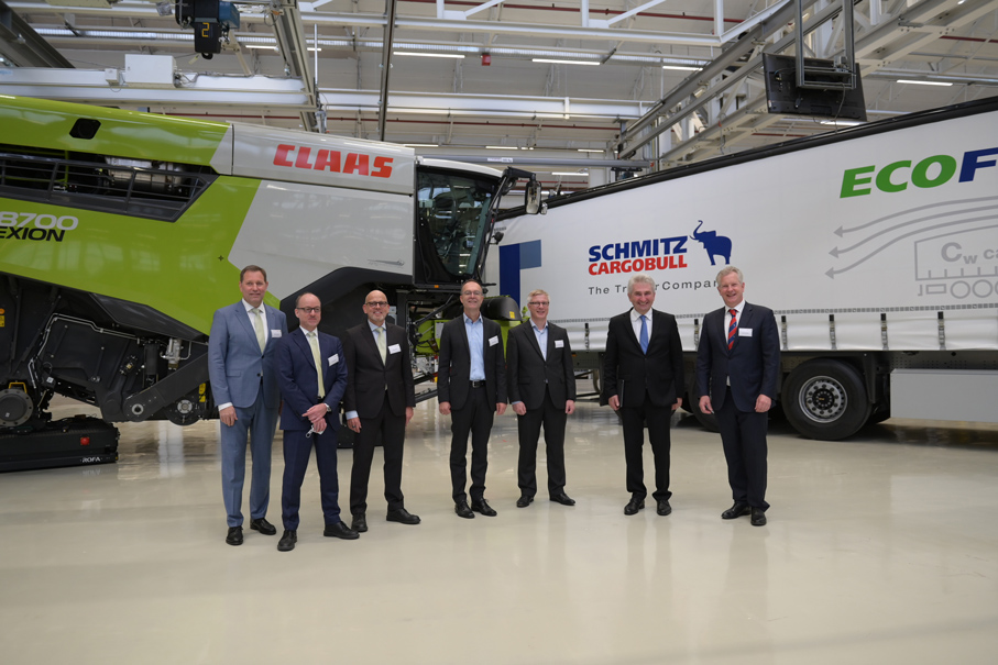 Gruppenbild von Jan-Hendrik Mohr (Geschäftsführer Claas Gruppe), Kai Gieselmann (Geschäftsführer Claas Selbstfahrende Erntemaschinen GmbH), Stefan Schulte (Director Manufacturing Claas Selbstfahrende Erntemaschinen), Günter Korder (Geschäftsführer it's OWL Clustermanagement), Christian Temath (Geschäftsführer KI.NRW), Minister Prof. Dr. Andreas Pinkwart und Andreas Schmitz (Vorstandsvorsitzender Schmitz Cargobull AG)