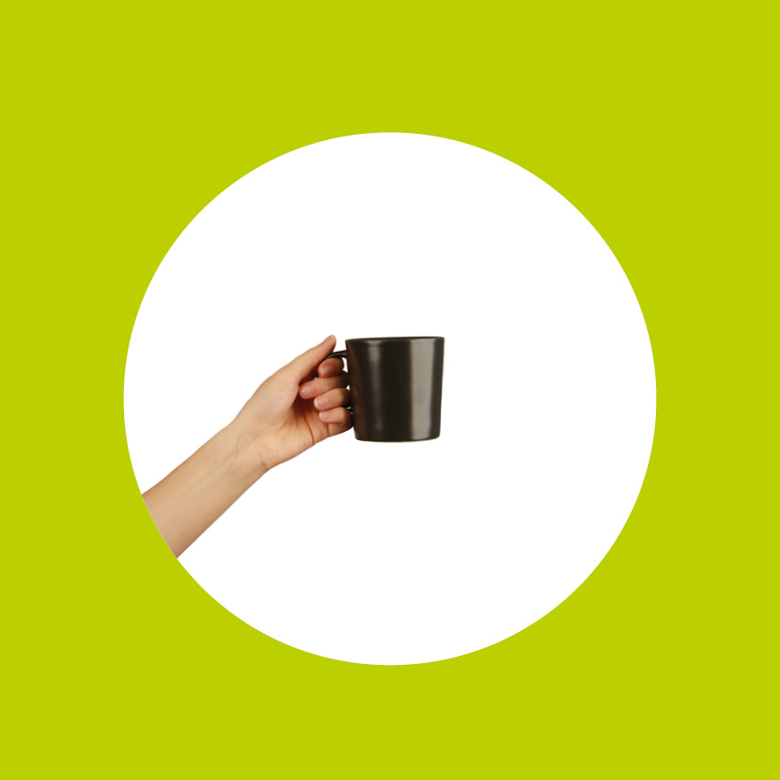 Erklär's deiner Oma Hand hält schwarze Tasse.