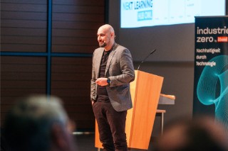 Mann hält eine Rede