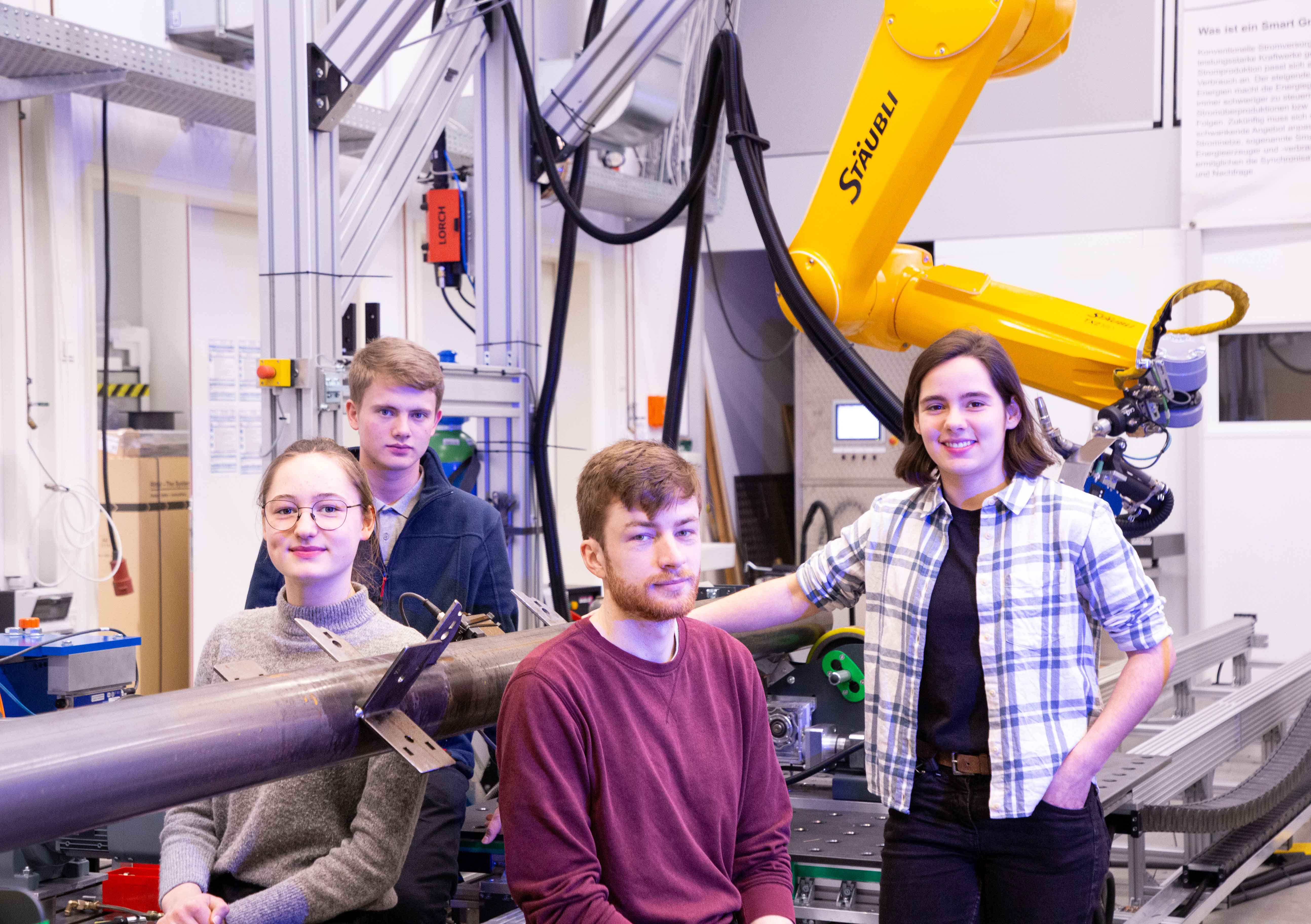 Gruppe von Schüler:innen im Robotics Lab.