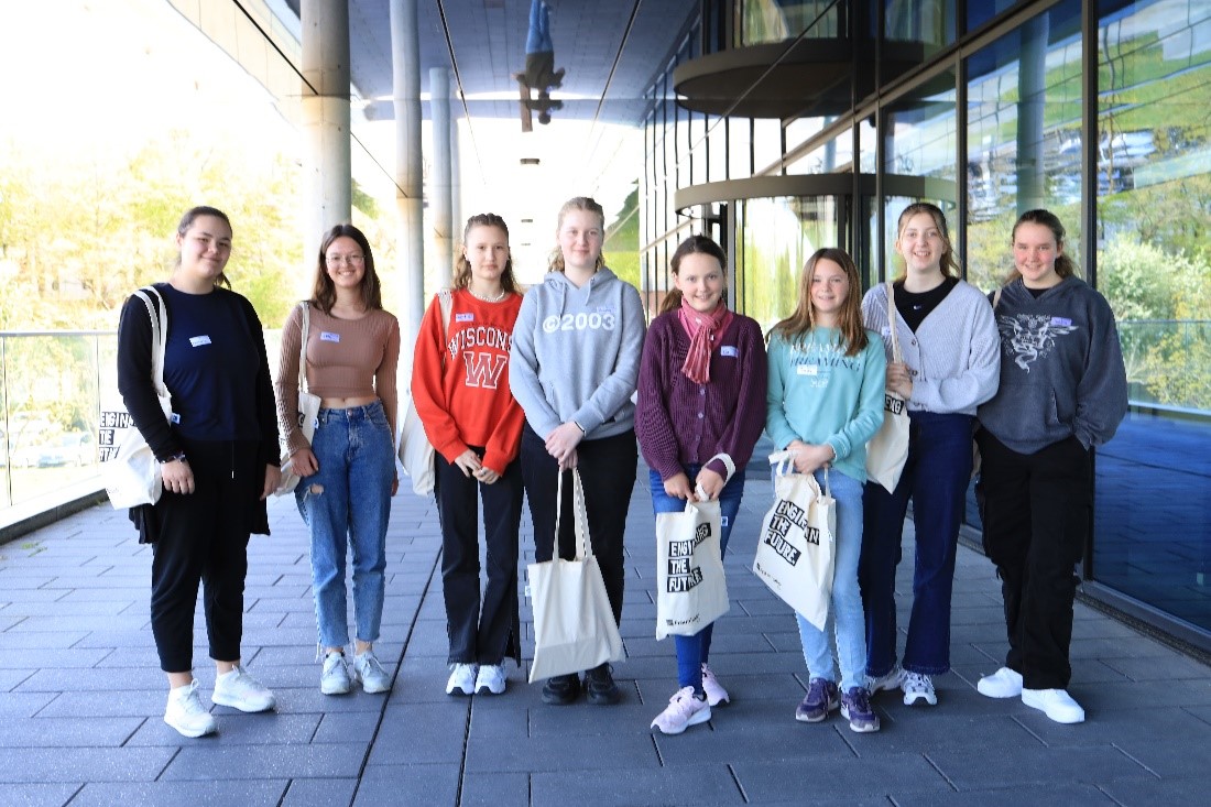 News Girls Day Gruppenbild vor dem Empfangsfoyer.