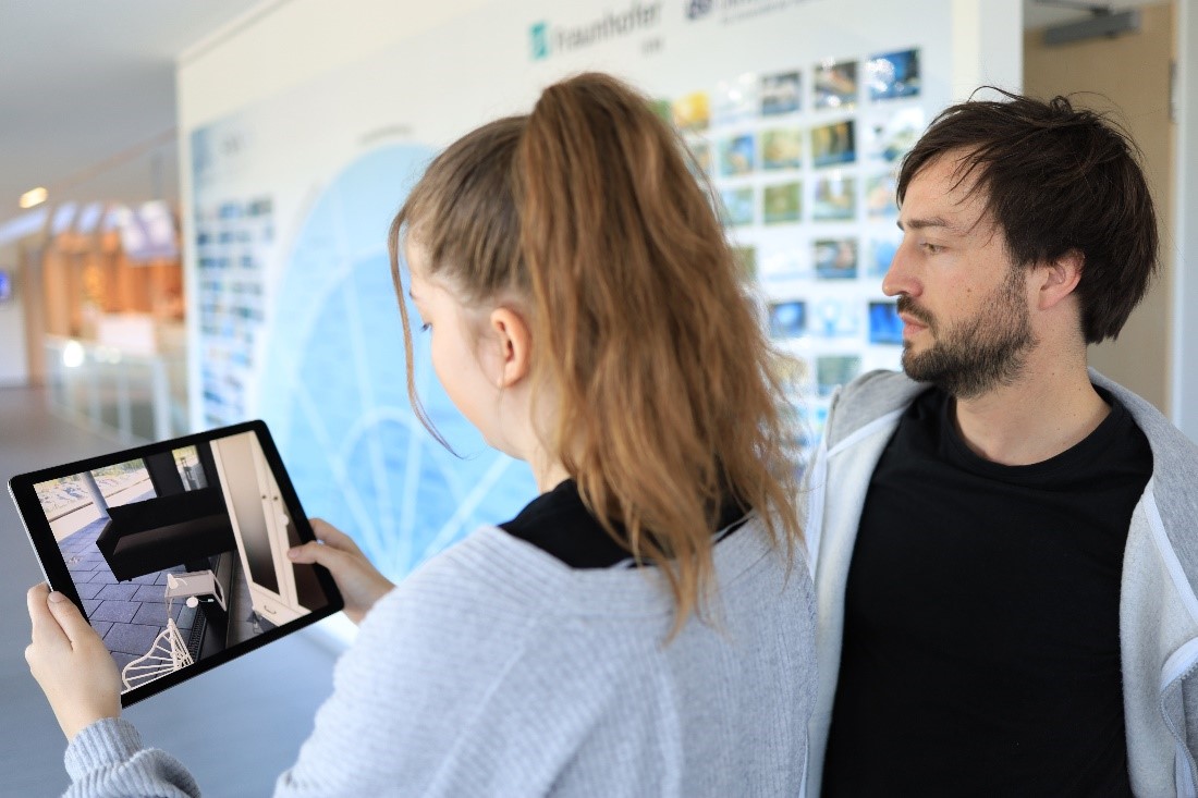 News Girls Day Wissenschaftler zeigt Schülerin ein 3D-Modell.