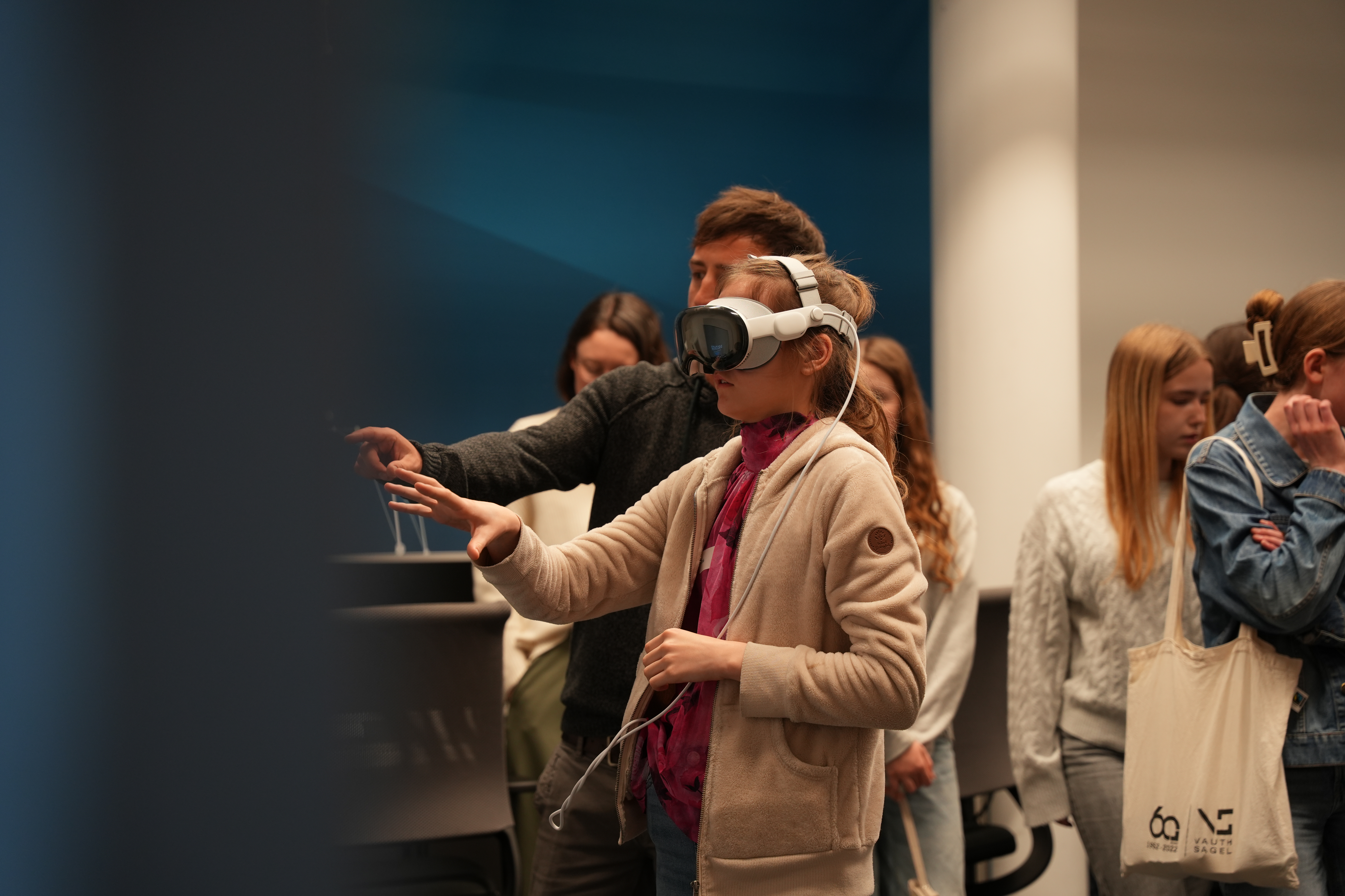 Ein Mädchen hat eine VR Brille auf