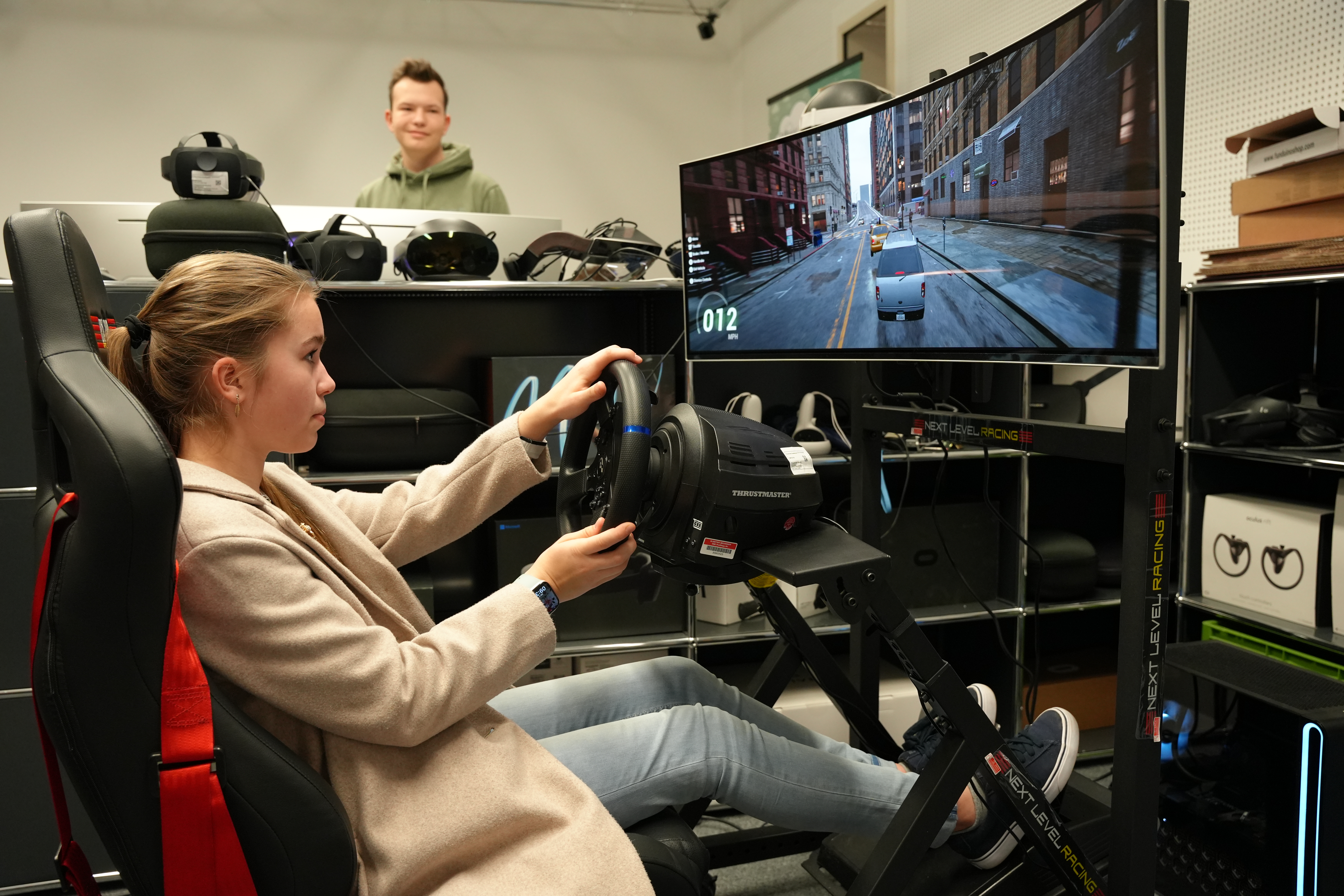 Ein Mädchen fährt einen Fahrsimulator