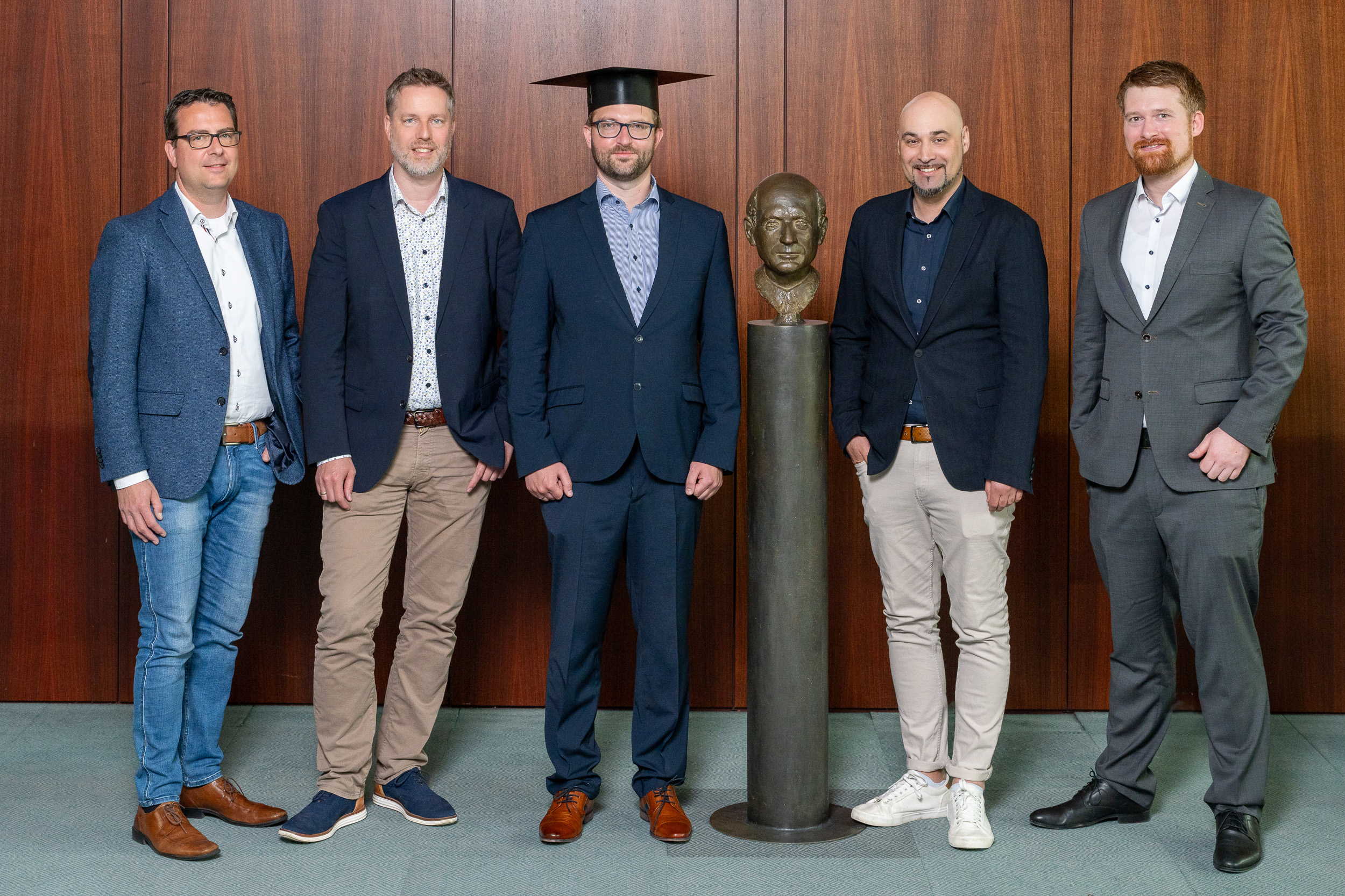 News Promotion Sergej Fünf Männer lächeln in die Kamera