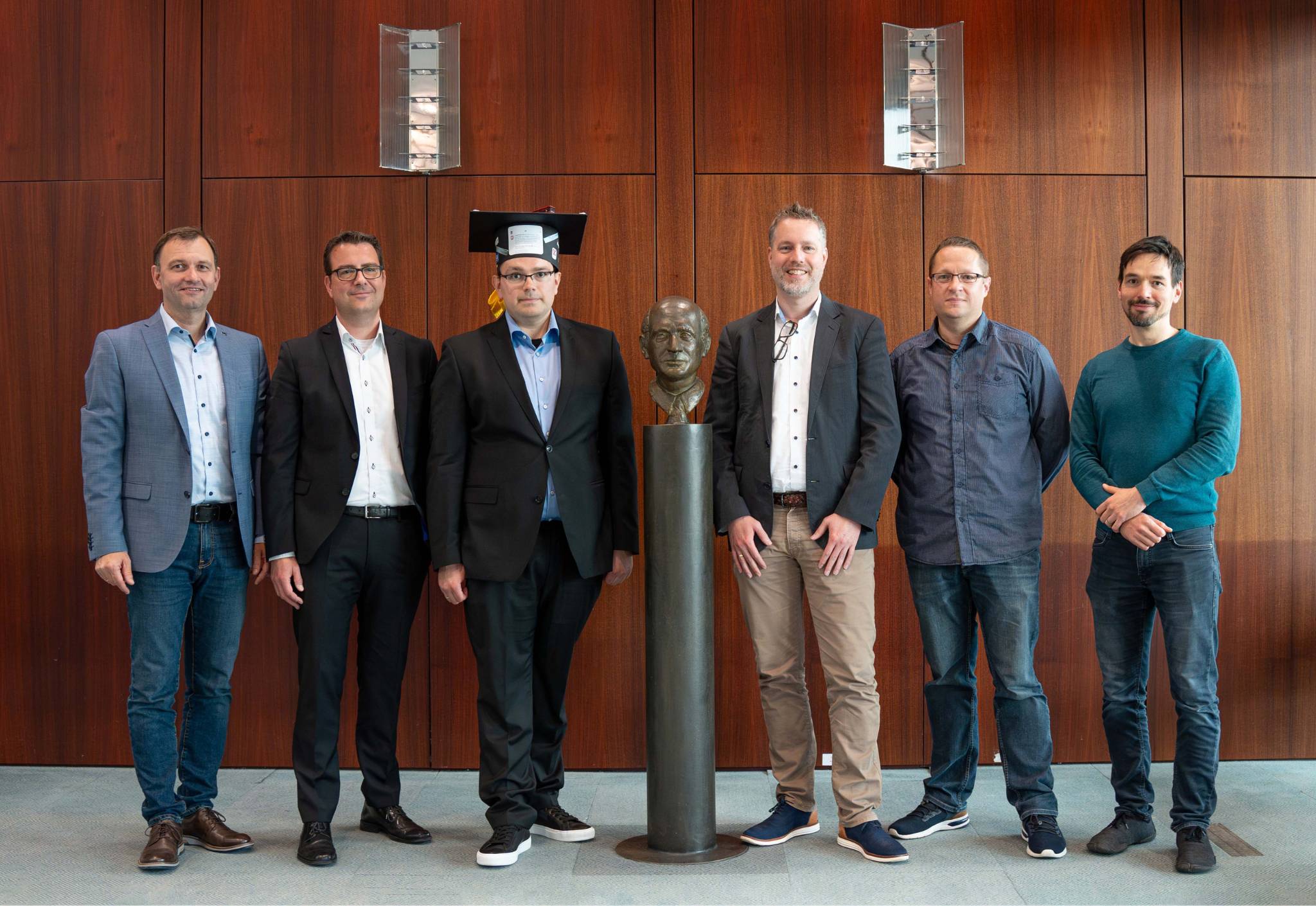 Thorsten Koch Promotion Gruppenbild Sechs Männer auf einem Gruppenbild