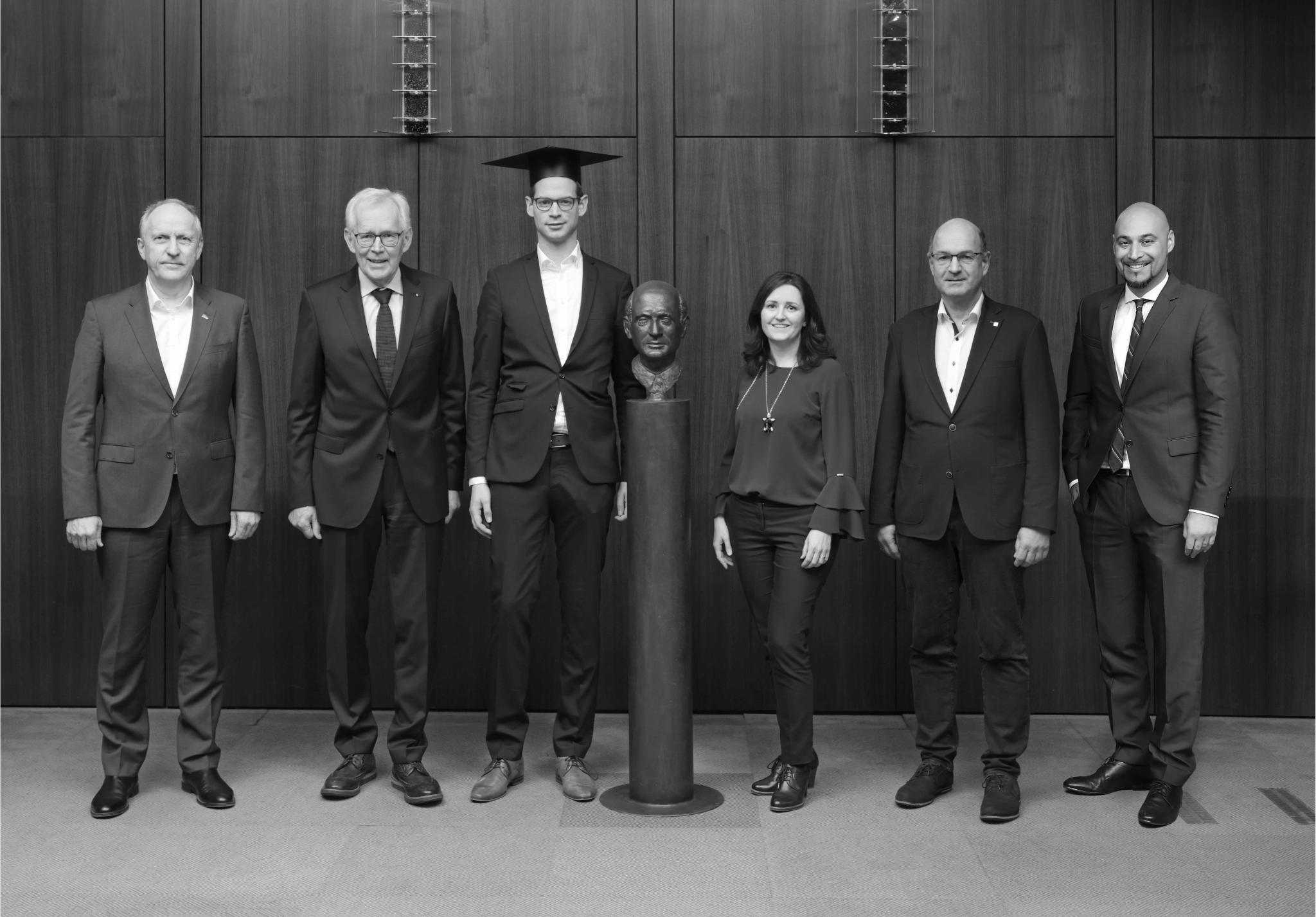 News Promotion Jörg Heihoff-Schwede Gruppenbild mit den Betreuern und Promovierenden.