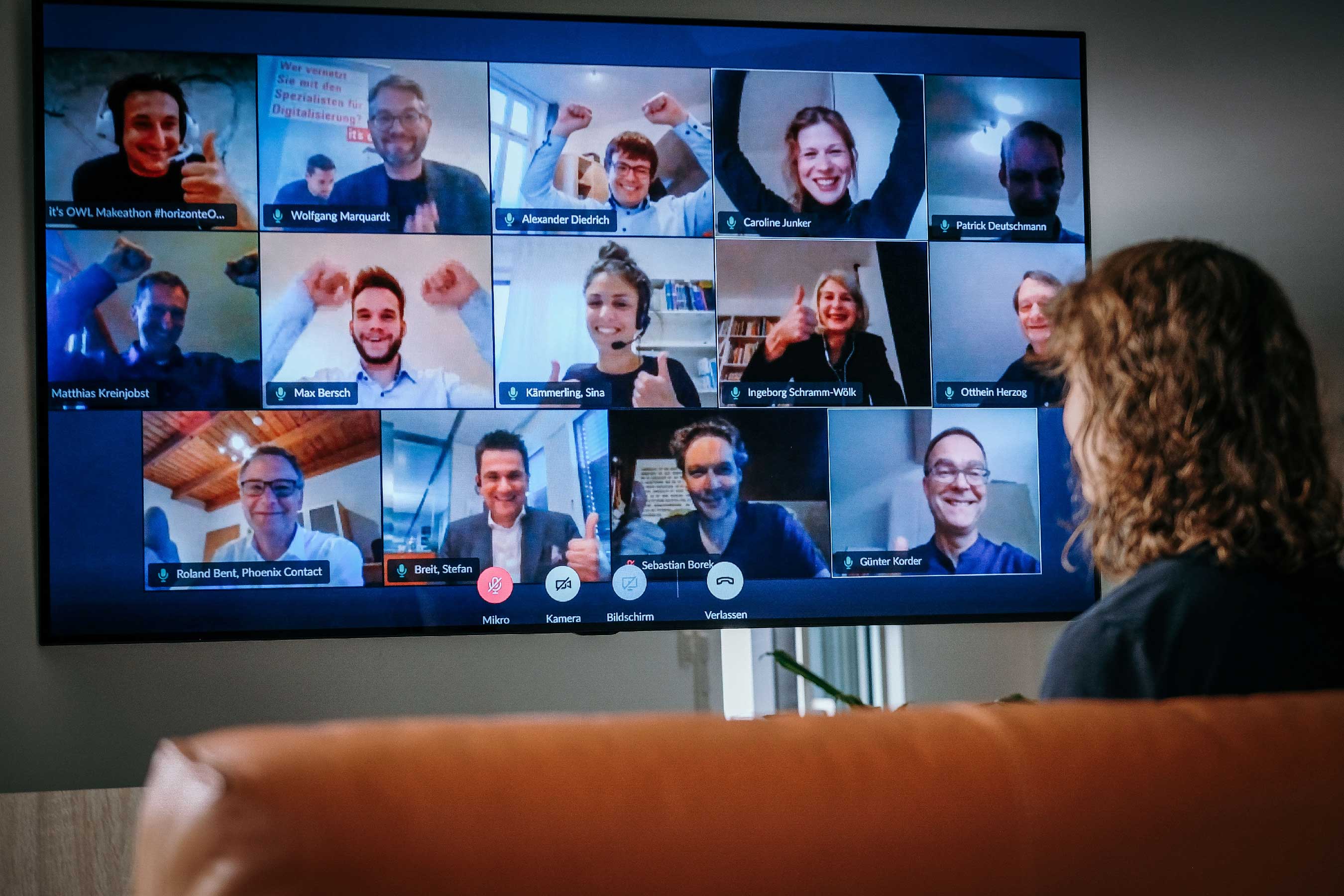Das Sieger-Team "The Remotiers" bejubelt zusammen mit Jury und Organisatoren den Gewinn des it's OWL Makeathons #horizonteOWL.