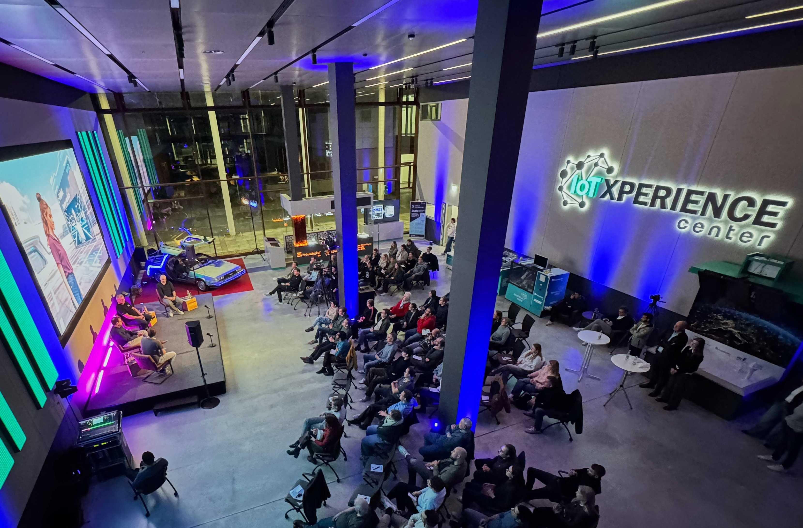 Overview der Veranstaltung von der Tribühne.