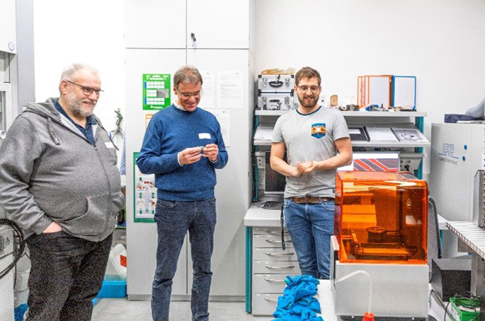 News Elektronikforum MID Lab Teilnehmer stehen im MID Lab.