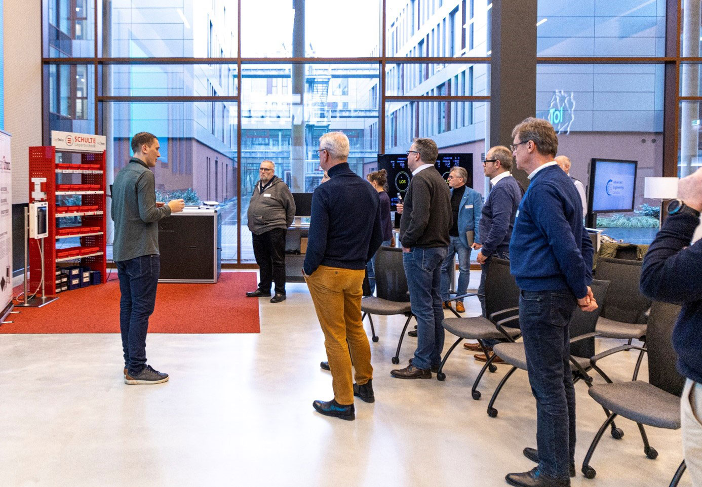 News Elektronikforum IoT Center Teilnehmer:innen stehen im IoT Experience Center.