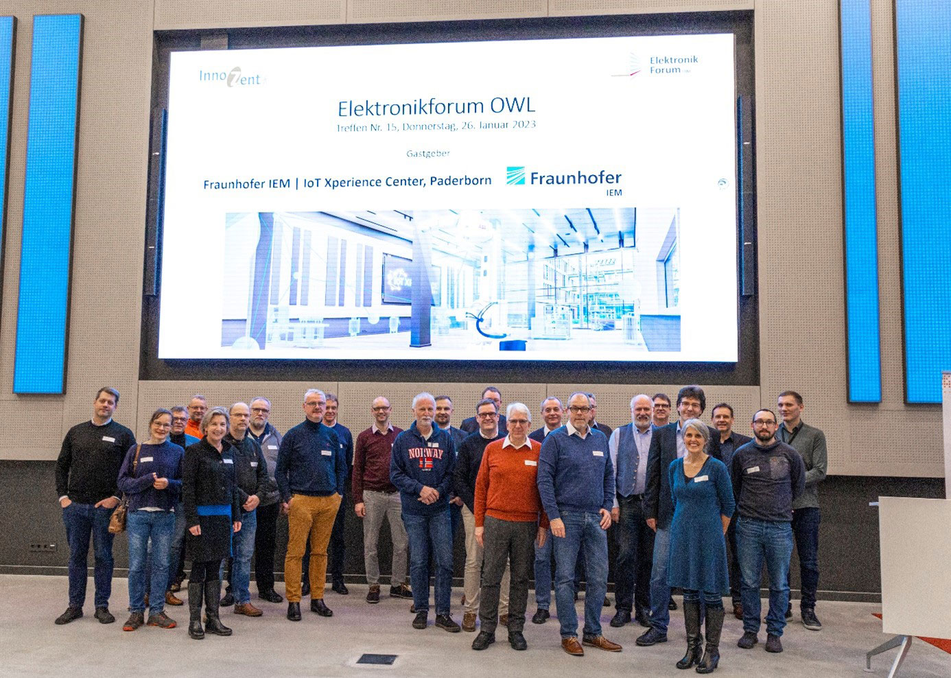 News Elektronikforum Gruppenbild Gruppenbild IoT Experience Center.