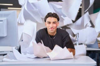 Intelligente Datenverarbeitung: Jamil Mounzer hat im GenAI Incubator des Fraunhofer IEM eine KI-Lösung entwickelt – und sagt der Zettelwirtschaft den Kampf an.