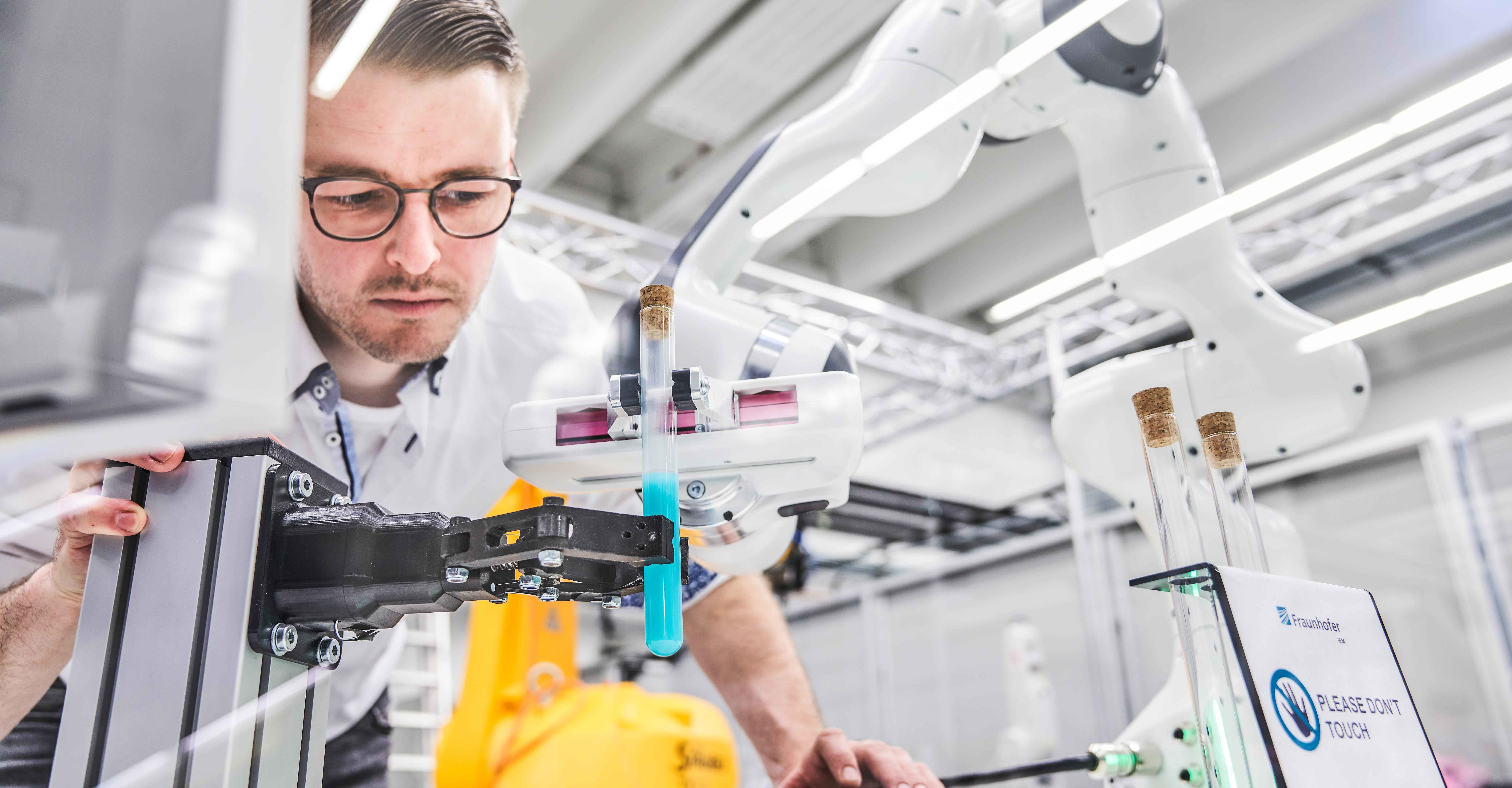 Hannover Messe 2023 Pneumatik Mitarbeiter steht am Greifsystem.