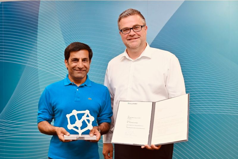 News Prädikatsprogramm "Fraunhofer-Forschungsmanager/in" - Christian Henke Zwei Männer stehen lächelnd nebeneinander und halten eine Auszeichnung sowie eine Urkunde hoch.