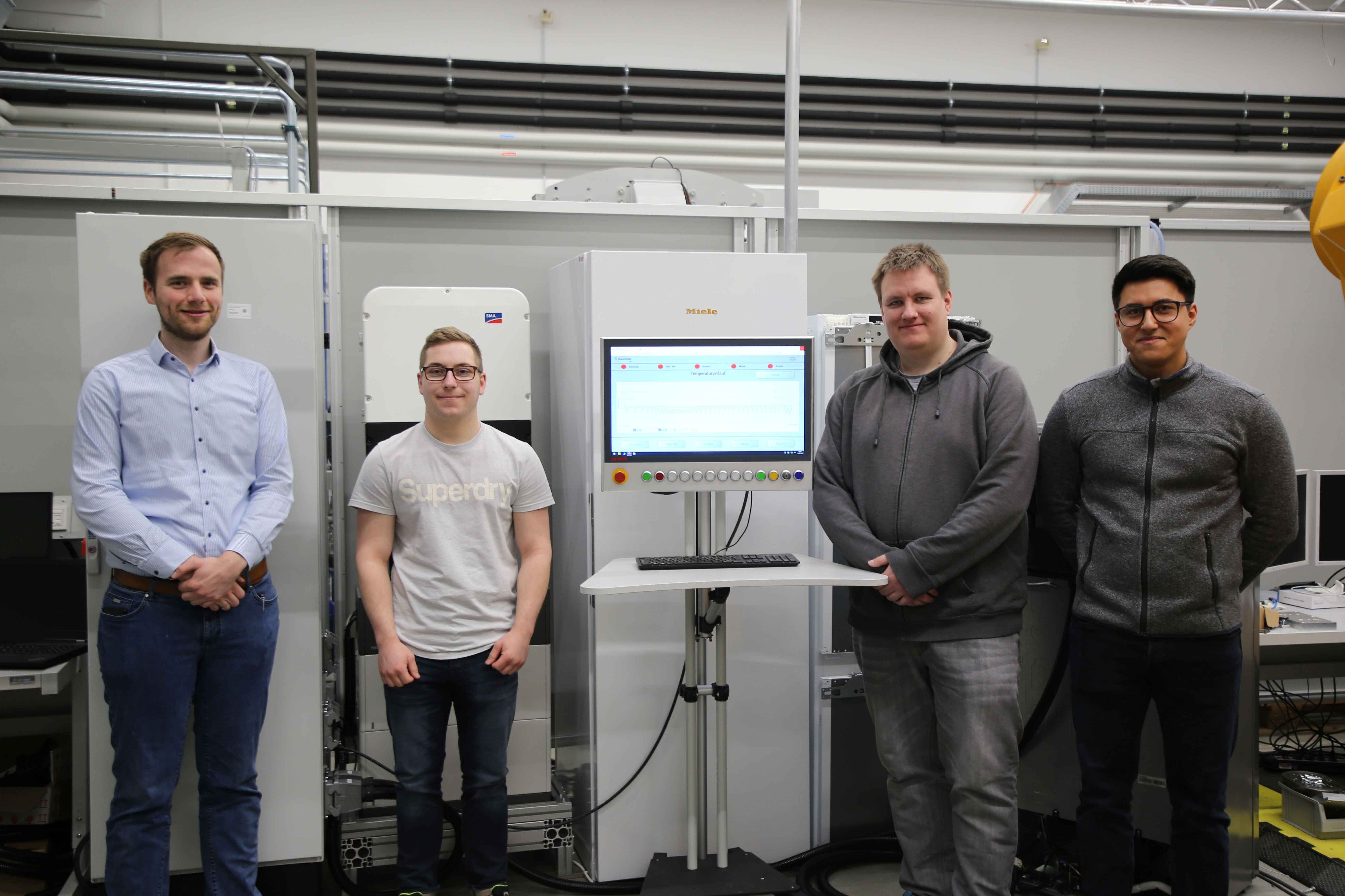 Praktikantenteam entwickelt innovative Energiekonzepte Gruppe steht im Robotics Lab.