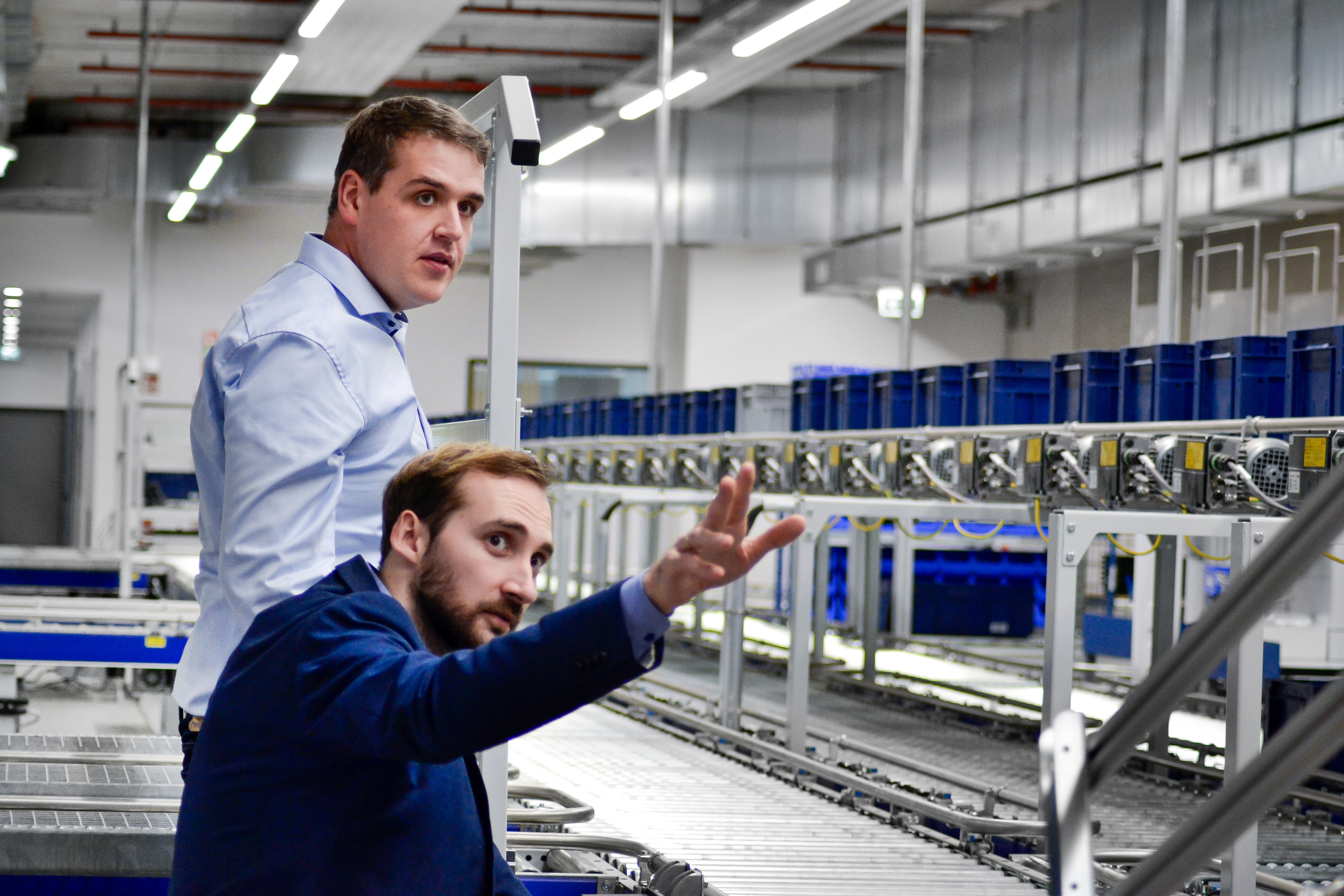 Maximilian Bause (Fraunhofer IEM) und Dr. Simon Michalke (Dock One) haben intelligente Algo-rithmen entwickelt, die Fehler und Verschleiß an mit Lenze-Technik ausgestatteten Maschinen frühzeitig erkennen und lokalisieren. 