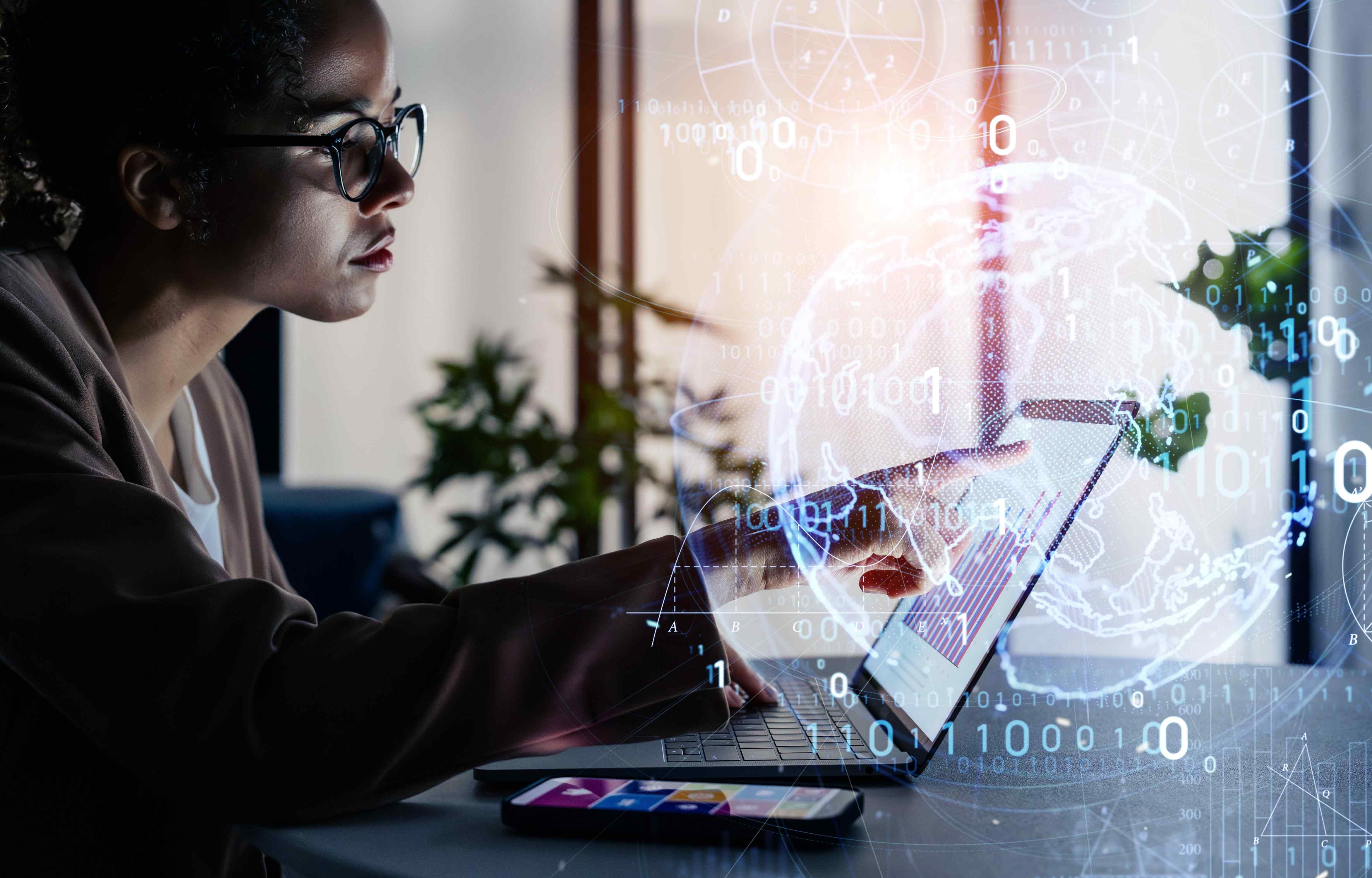 Projektstart Cyberresilience.nrw Frau zeigt auf Laptop Bildschirm.