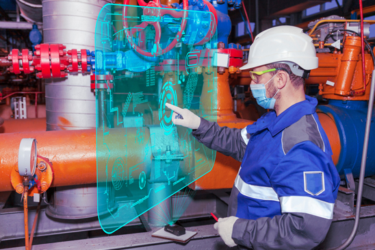 Smart Services Der Reparateur stellt mit Hilfe neuer Technologien eine Diagnose des Geräts.