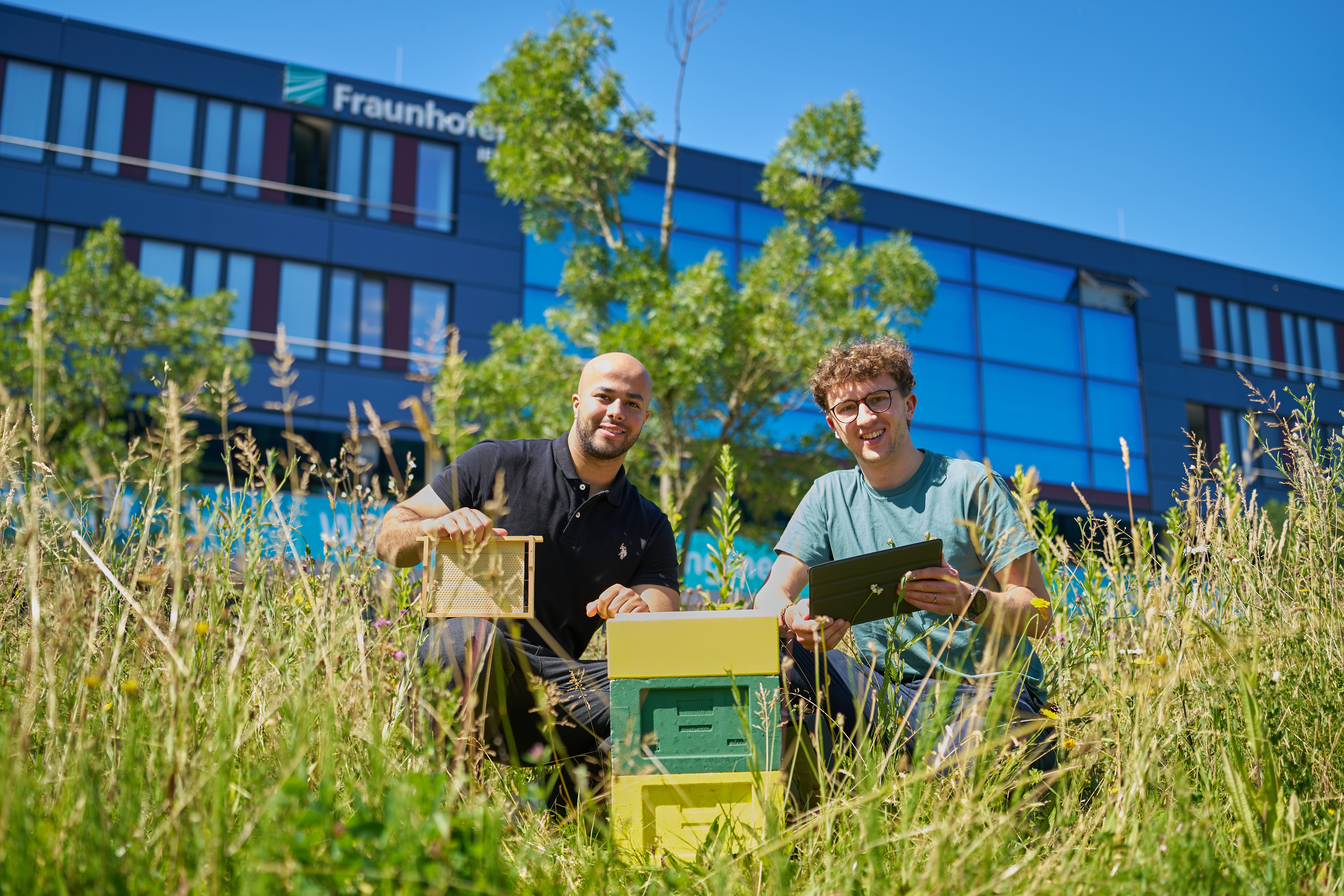 Zwei Männer sitzen im Gras