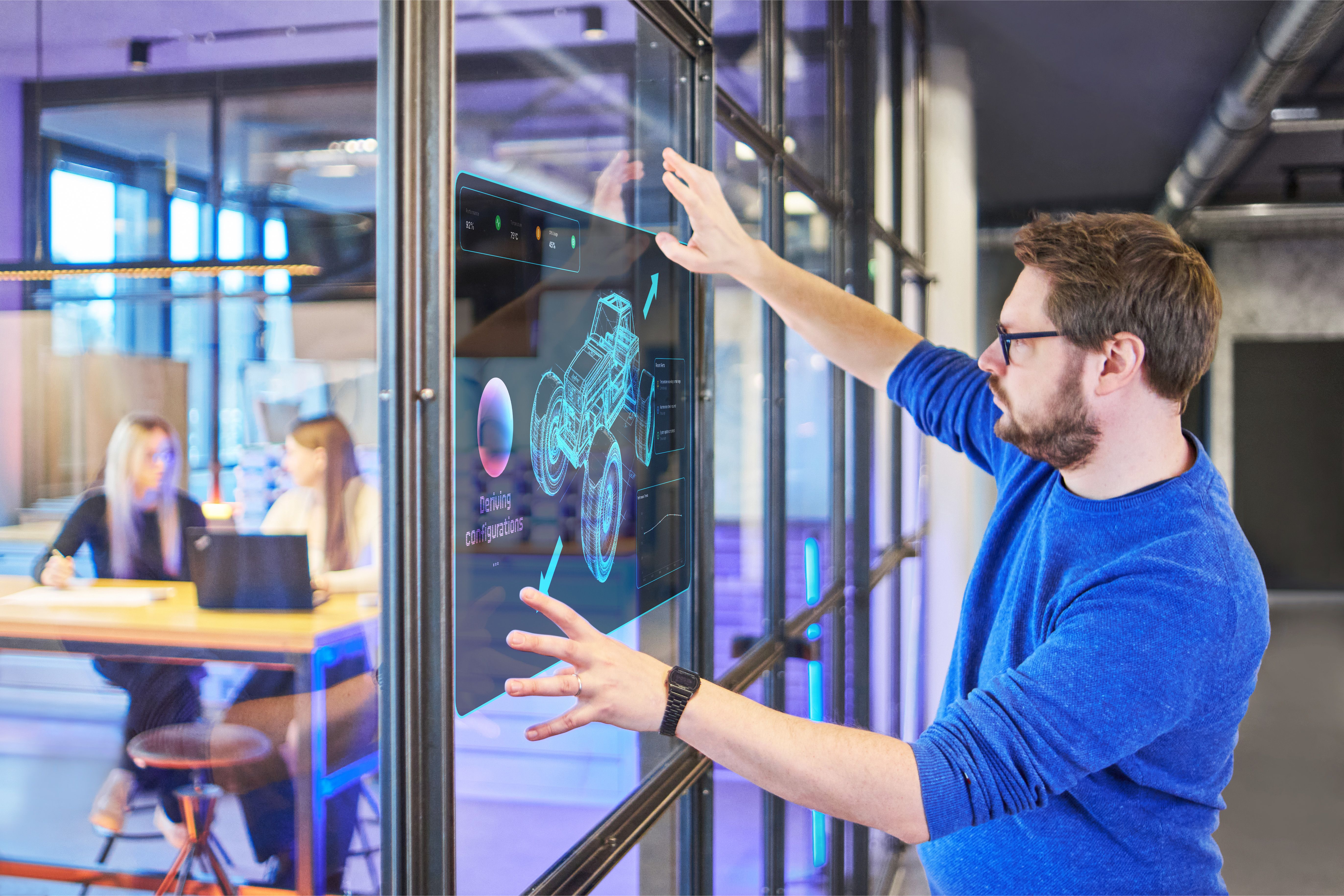 Mann demonstriert Grafik auf Glaswand.