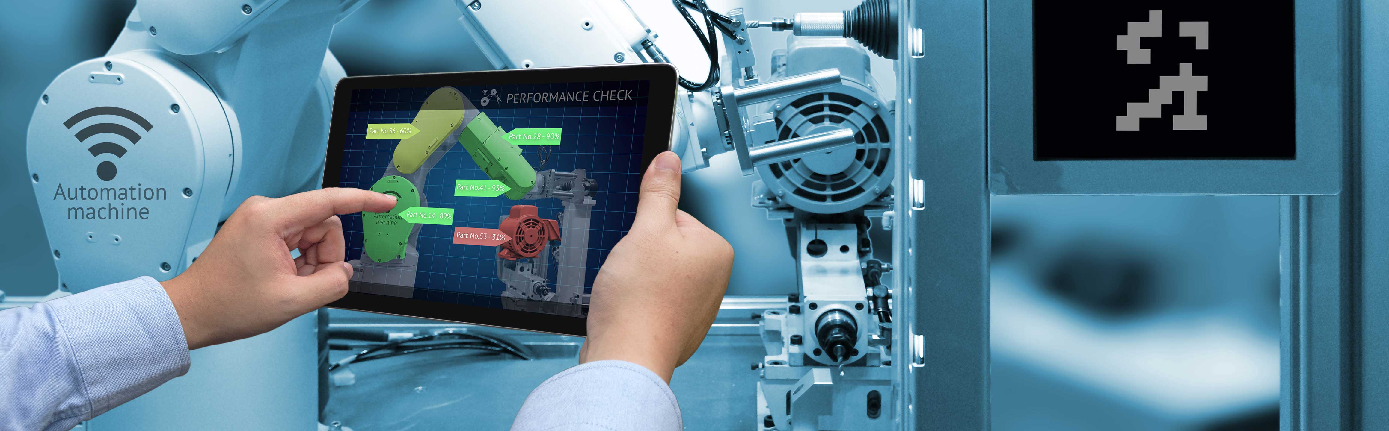 Mann steuert einen Roboterarm per Tablet in einer Industriehalle.