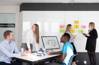 Gruppe arbeitet gemeinsam an einem Projekt.