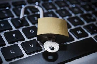 Ein geöffnetes Schloss liegt auf einer Tastatur