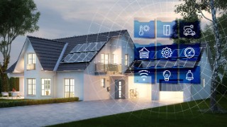 Haus mit Garage am Abend mit Smart Home Technologie