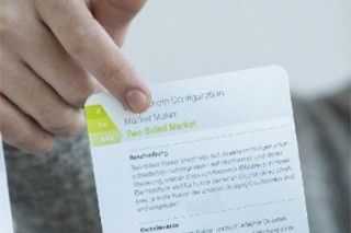 Zeigefinger zeigt auf Karte.