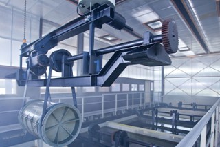Detail einer Maschine in einer Industriehalle.