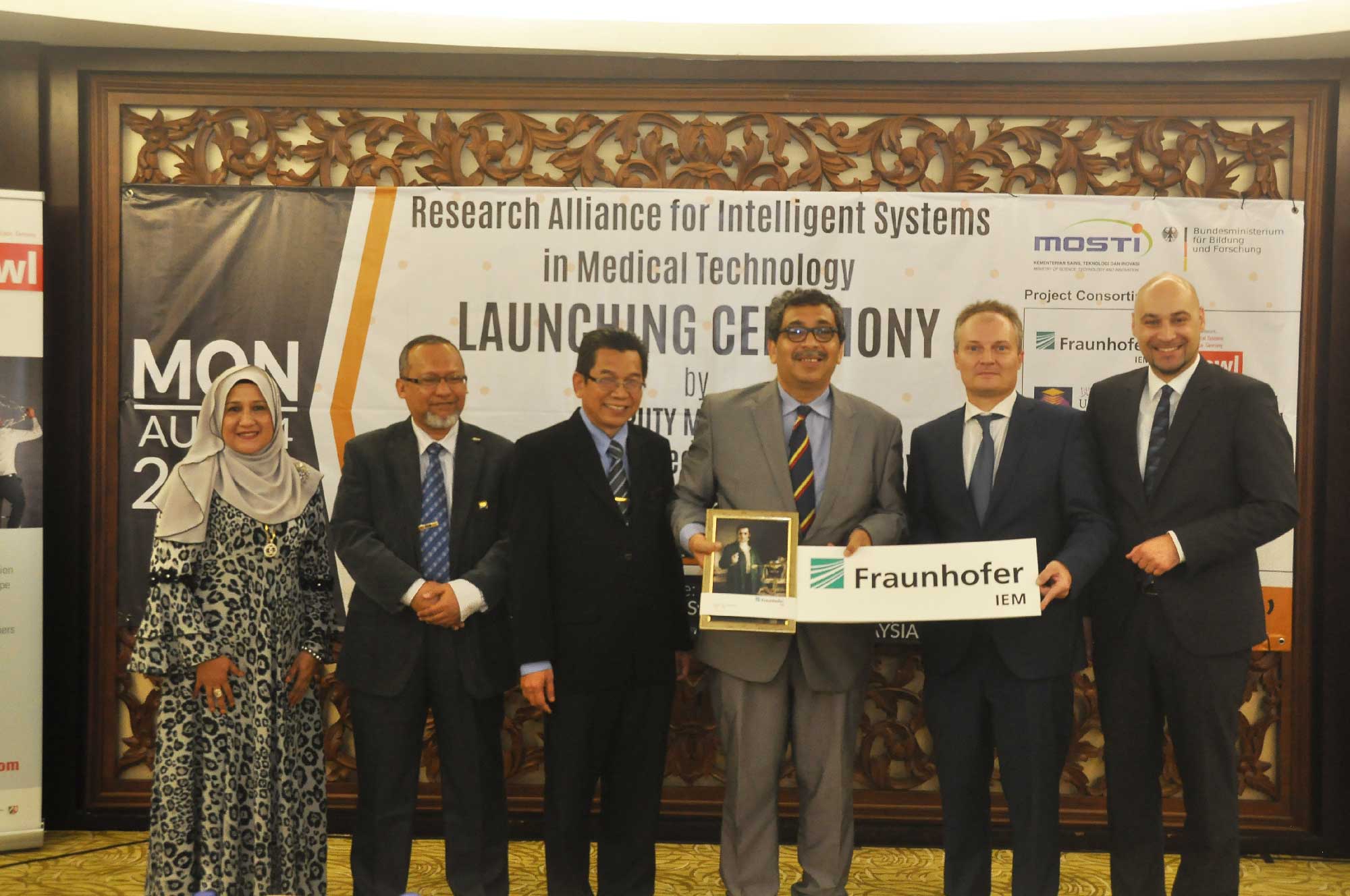 Feierliche Eröffnung des Projektes RAISE-MED: Prof. Dr. Salmiah Kasolang (Dekanin der Fakultät für Maschinenbau, UiTM), Prof. Dr. Mohamad Amri Lajis (Direktor des Research Management Centers der UTHM), Prof. Ir. Dr. Hj. Abdul Rahman Omar (Stellvertretender Vizepräsident Forschung und Innovation der UiTM), Dr. Abu Bakar Mohamad Diah (malaysischer Vize-Minister für Wissenschaft, Technologie und Innovation), Jens Brinkmann (Deutsche Botschaft Kuala Lumpur) und Prof. Dr. Roman Dumitrescu (Direktor am Fraunhofer IEM und Geschäftsführer it’s OWL).