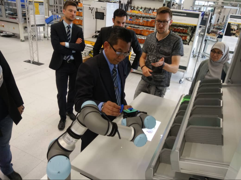 In der SmartFactoryOWL und am Fraunhofer IEM konnten die Teilnehmerinnen und Teilnehmer des Workshops verschiedene Demonstratoren aus dem Kontext der digitalisierten Arbeitswelten besichtigen. In der SmartFactoryOWL und am Fraunhofer IEM konnten die Teilnehmerinnen und Teilnehmer des Workshops verschiedene Demonstratoren aus dem Kontext der digitalisierten Arbeitswelten besichtigen.