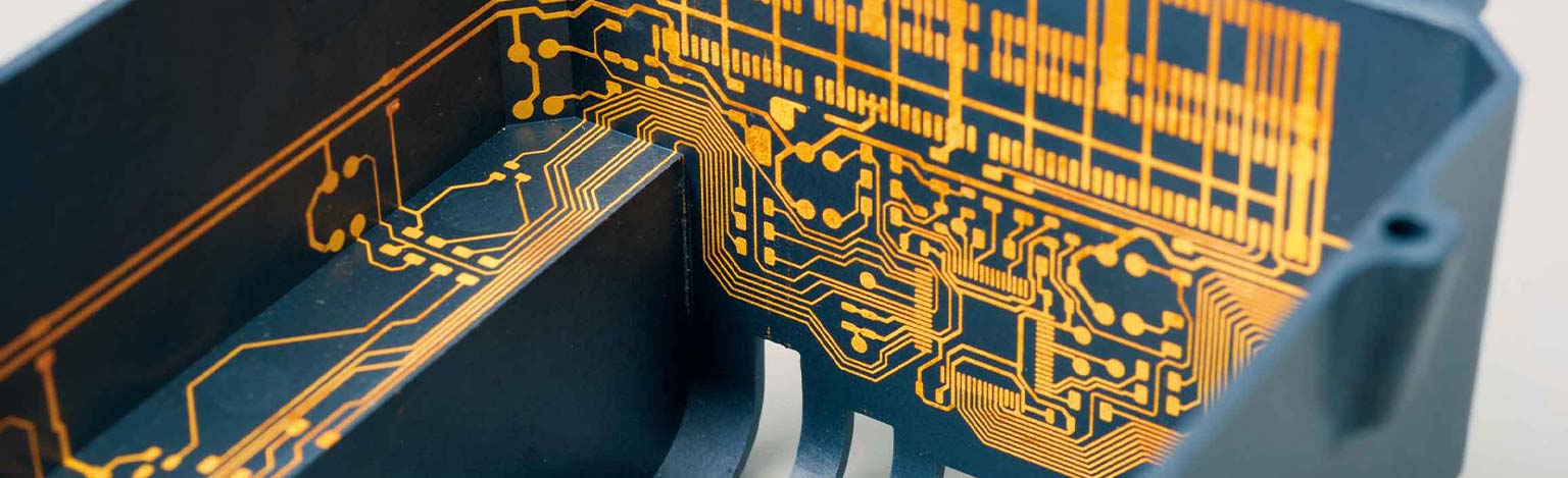 Detailansicht eines Exponates mit Platinenstruktur im Inneren