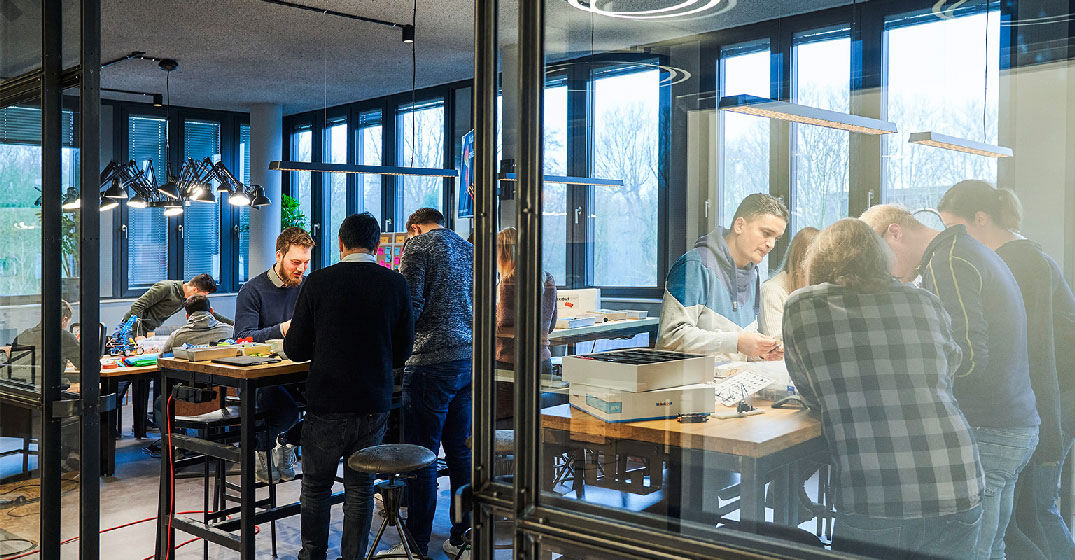 Mehrere Gruppen arbeiten an Tischen im IdeenTriebwerk.