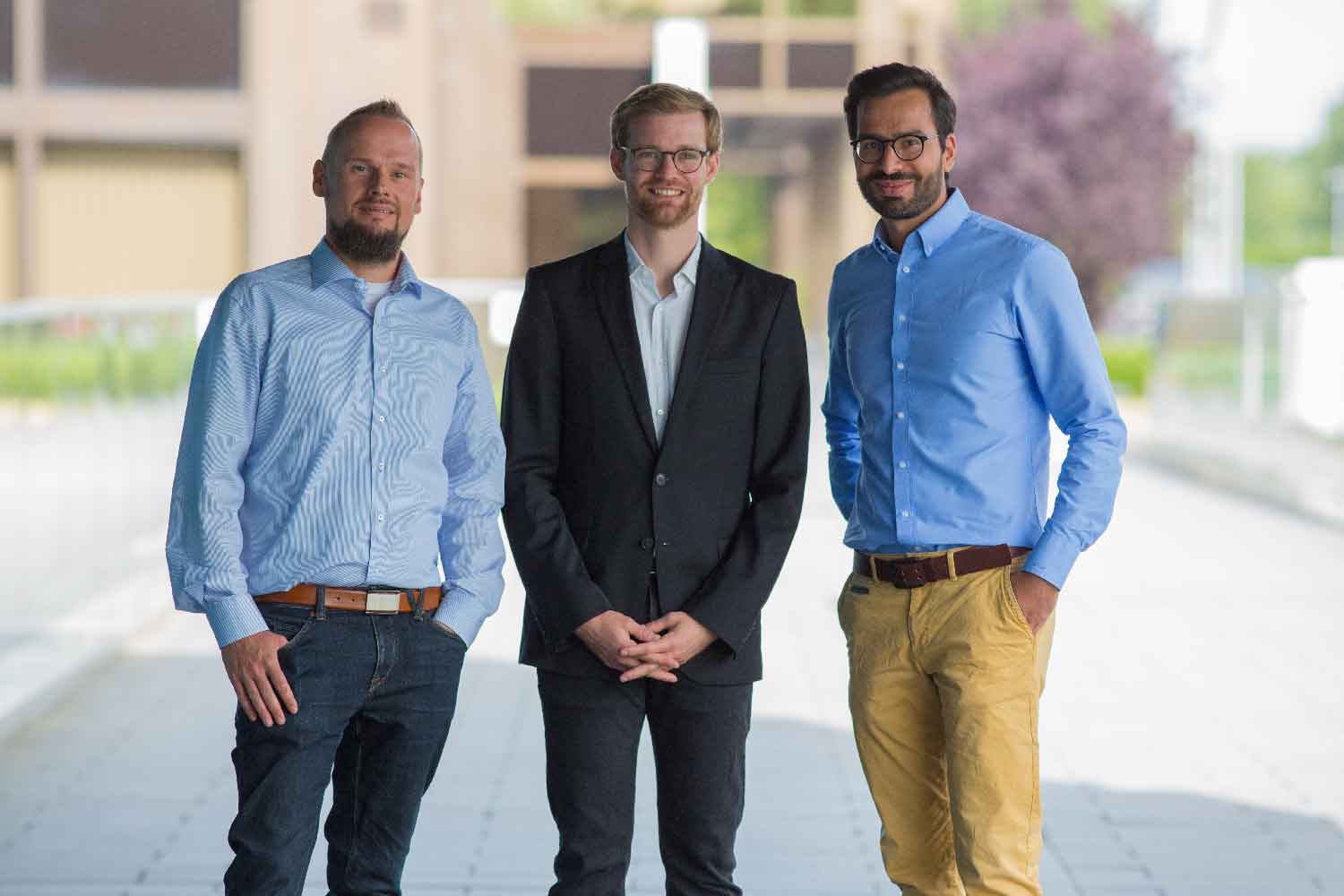 Austausch zwischen Berlin und Paderborn: Dr. Jörg Holtmann (links) und Dr. Masud Fazal-Baqaie (rechts, beide Fraunhofer IEM) begrüßten Prof. Andreas Vogelsang von der TU Berlin in der Zukunftsmeile 1.