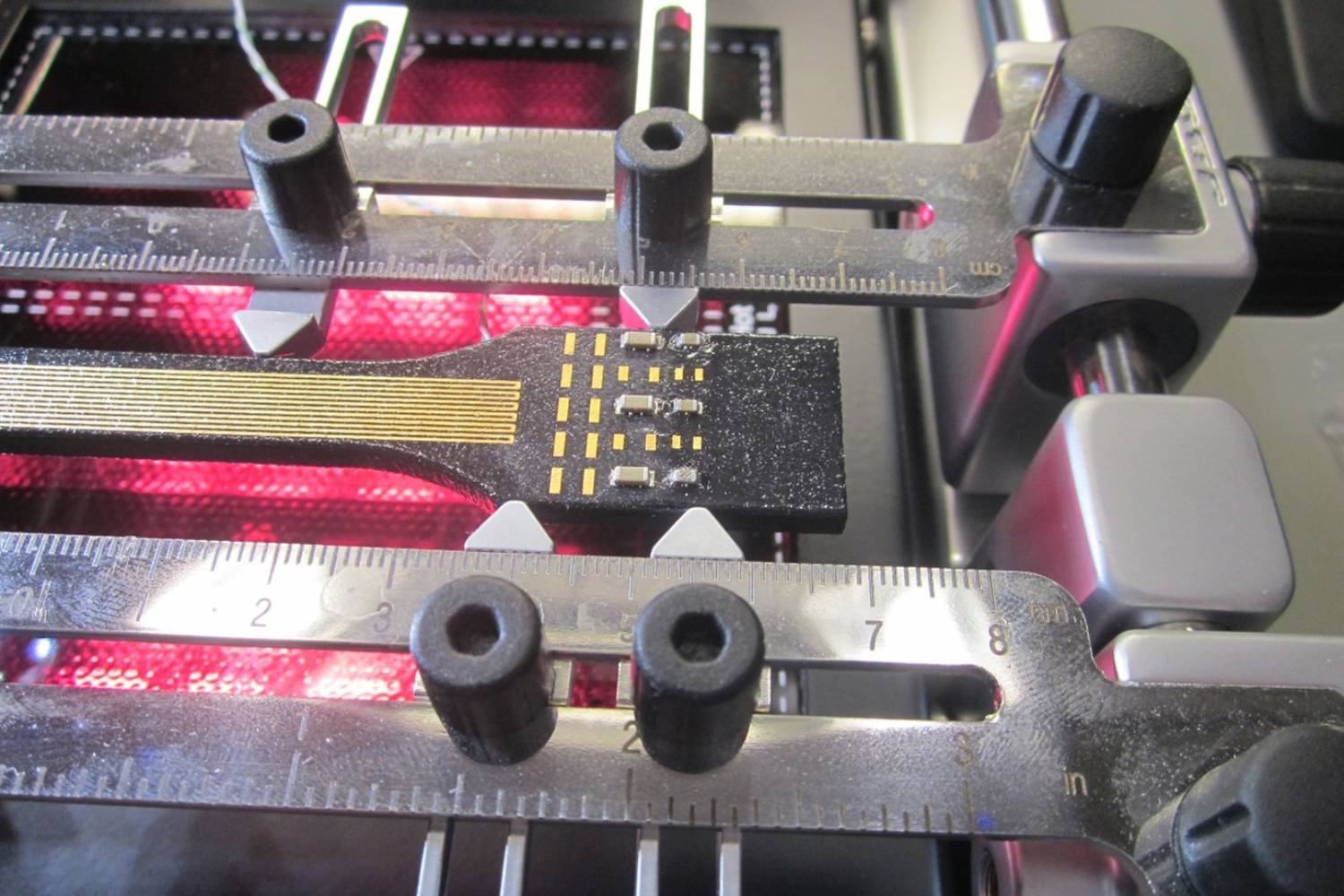 Bestückung eines additiv gedruckten MID: Die Abbildung zeigt das Löten von SMD-Bauteilen mit Wismut-Zinn-Lot mittels IR-Preheater.