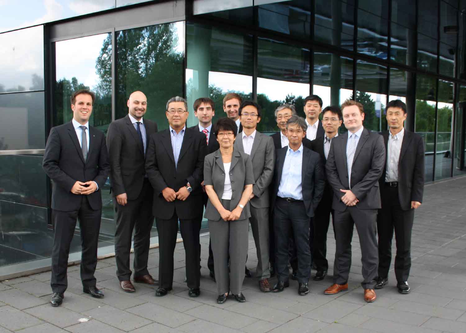 Company representatives from the Japanese automotive industry and ISID visit the Fraunhofer Institute for Mechatronic Systems Design IEM in Paderborn.
