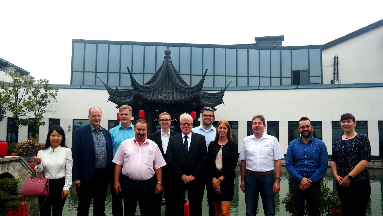 Dr. Christian Henke with a delegation of experts comprising representatives from science and industry.