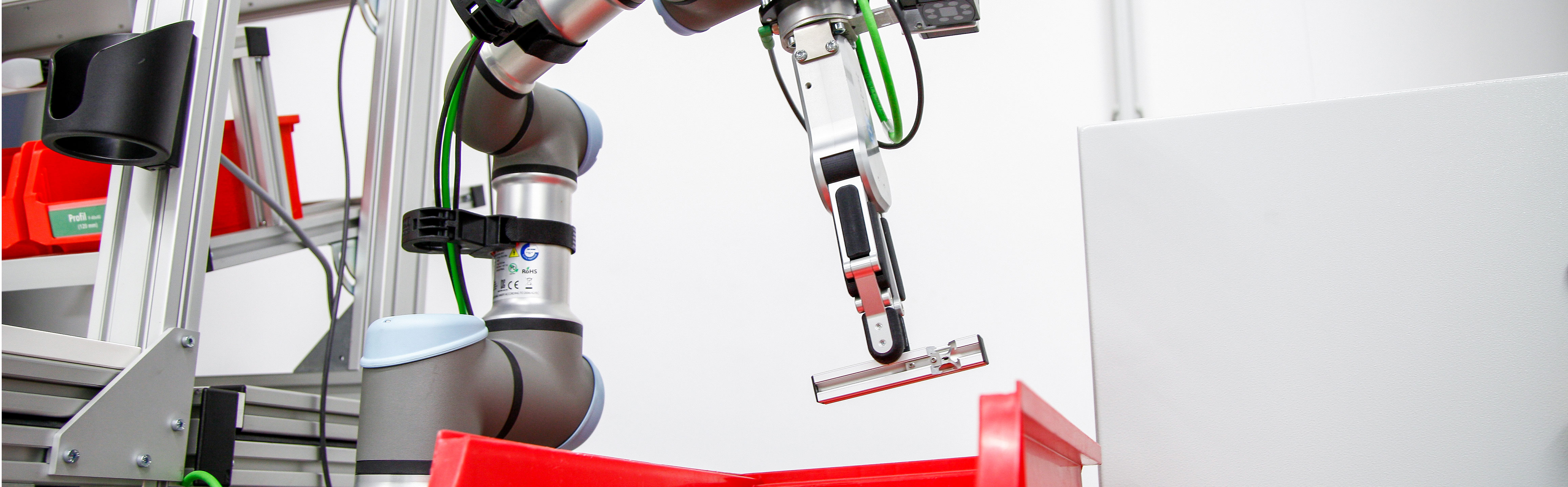 Cobot assistance in the assembly header