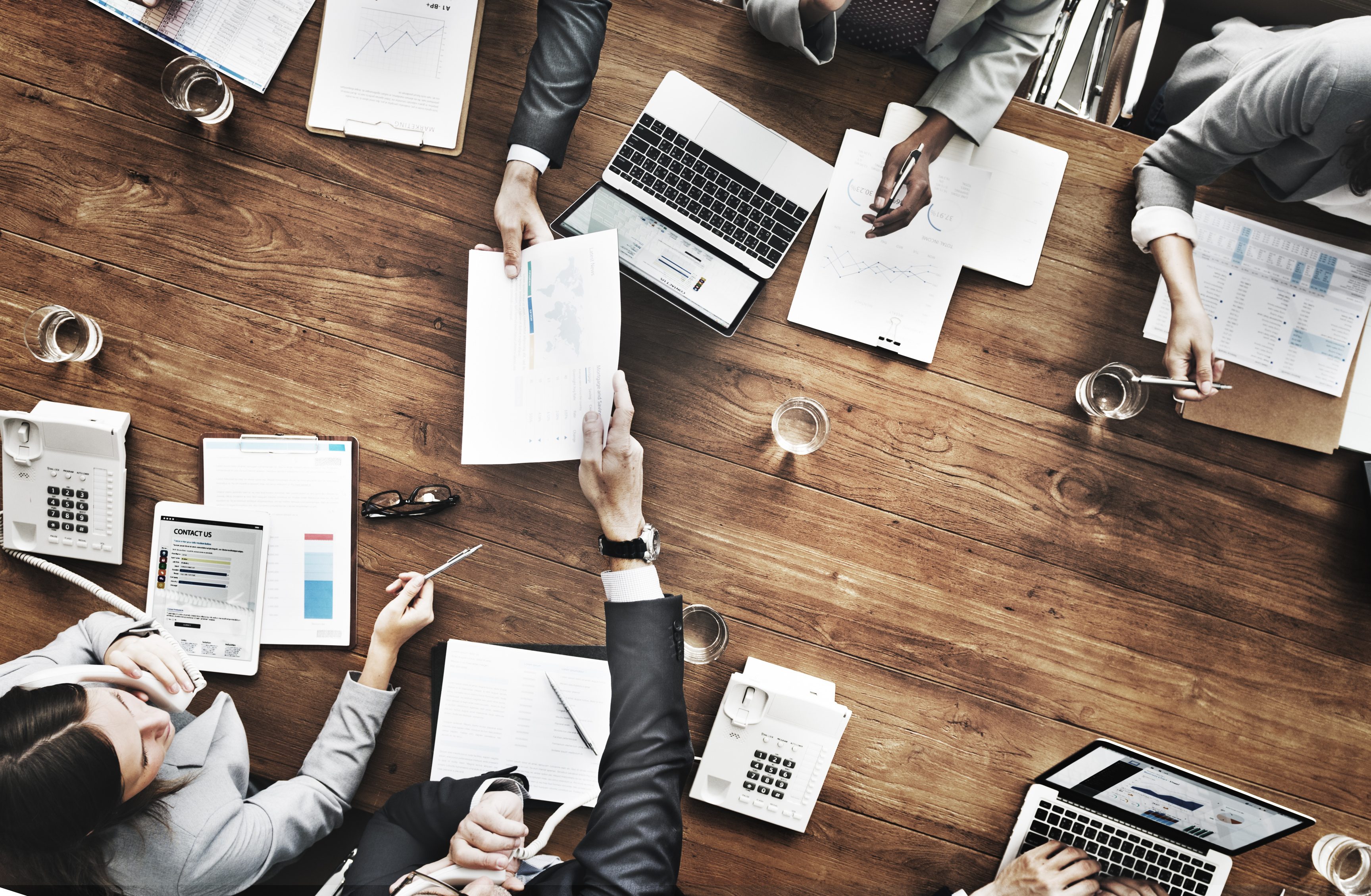 Business-Personen sitzen am Flat Table und halten ein Meeting.