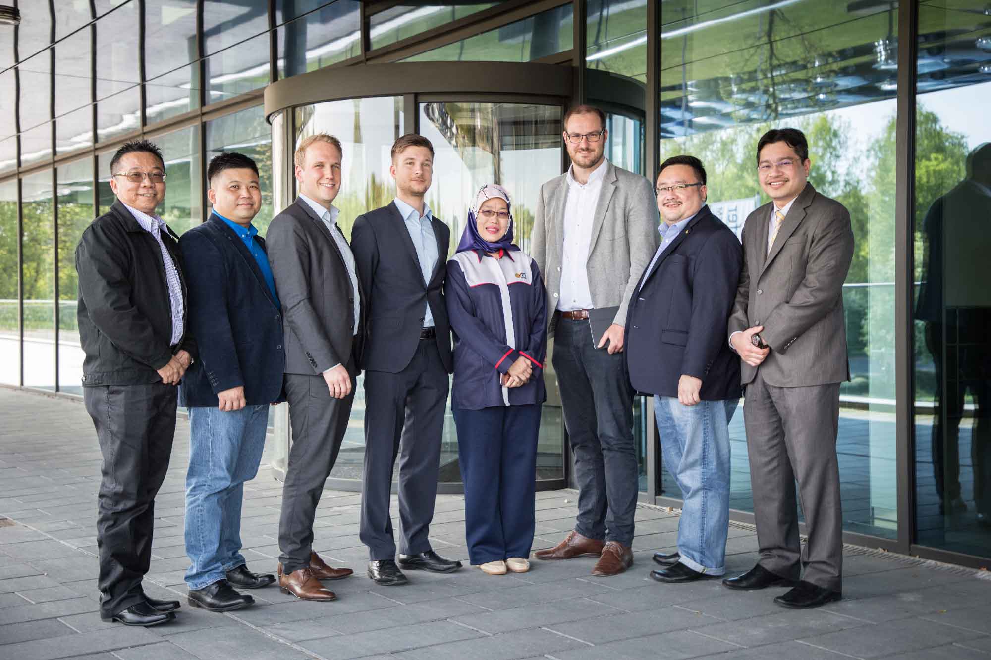 The guests from Malaysia with staff from Fraunhofer IEM: Kok Chee Wee (FMM), Ir. Dr. Tan Chee Fai (IEM), Martin Rabe (Fraunhofer IEM), Fabian Machon (Fraunhofer IEM), Jamaliah Jamaludin (Director, MATRADE), Dr.-Ing. Arno Kühn (Fraunhofer IEM), Richard Peh (FMM), Mr. Badrul Hisham Hilal (Consul for Trade).
